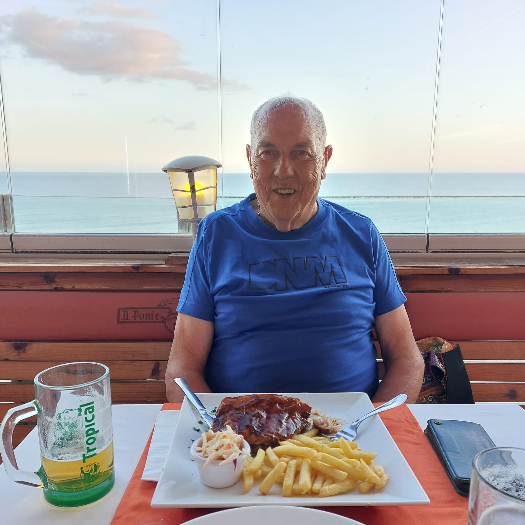 Anton beim Essen am Meer
